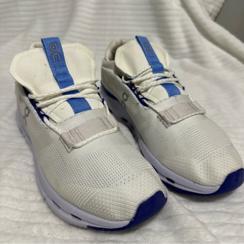 On Running women s Sneakers in White and Blue